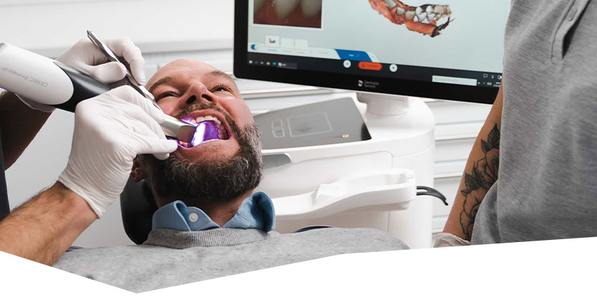 Scan der Zähne eines Patienten mit Intraoralscanner
